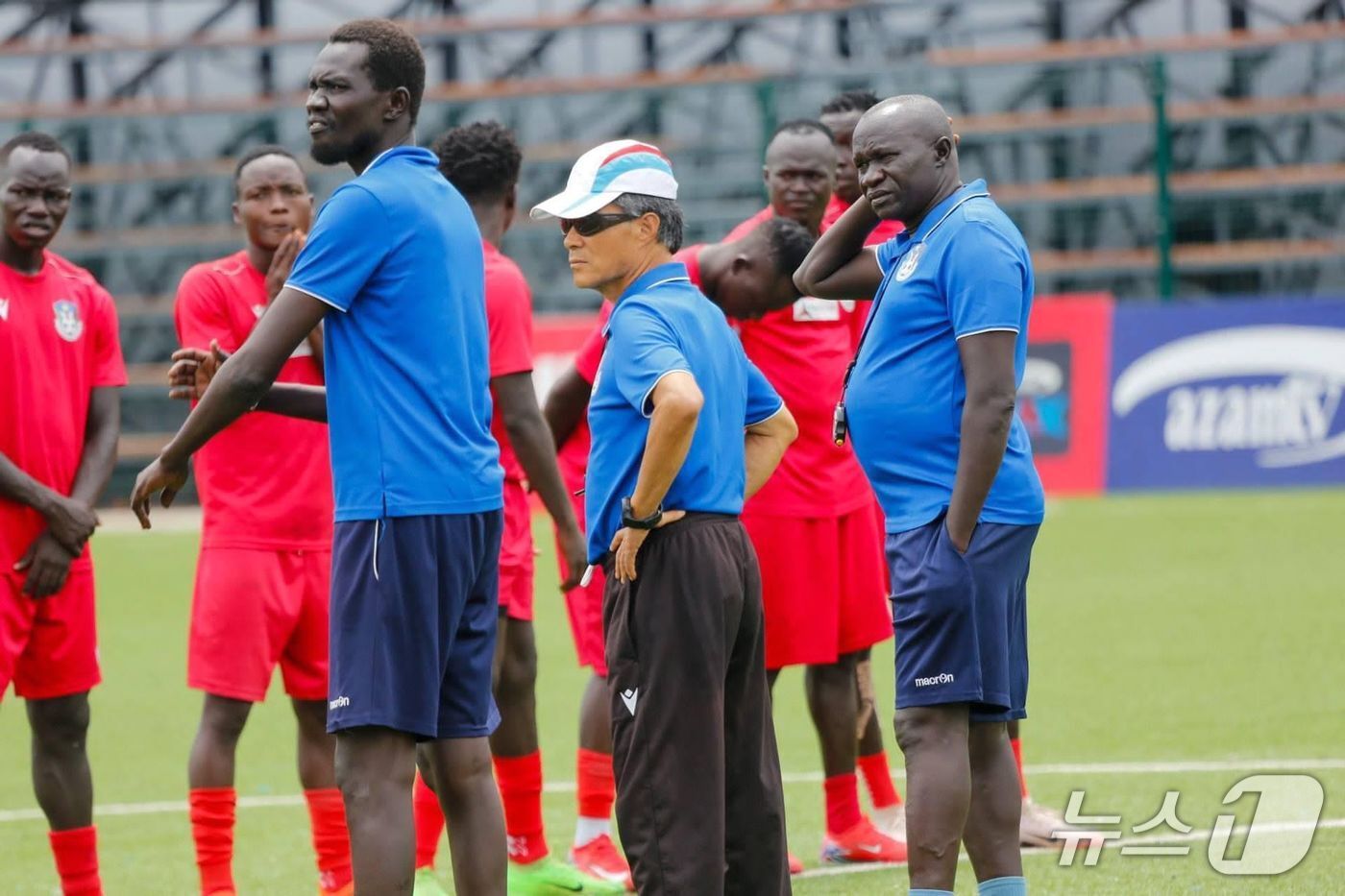 본문 이미지 - 남수단 축구 국가대표팀을 지도하고 있는 임흥세 감독(임 감독 제공)