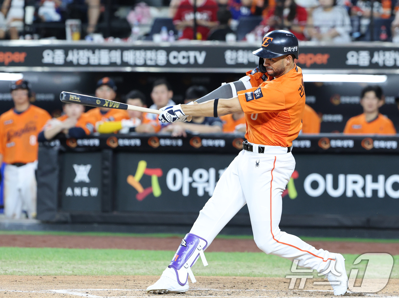 (대전=뉴스1) 김기태 기자 = 22일 대전 한화생명볼파크에서 열린 프로야구 '2025 신한 SOL 뱅크 KBO리그' 한화이글스와 SSG 랜더스 경기에서 6회말 2사 1루 상황 한 …