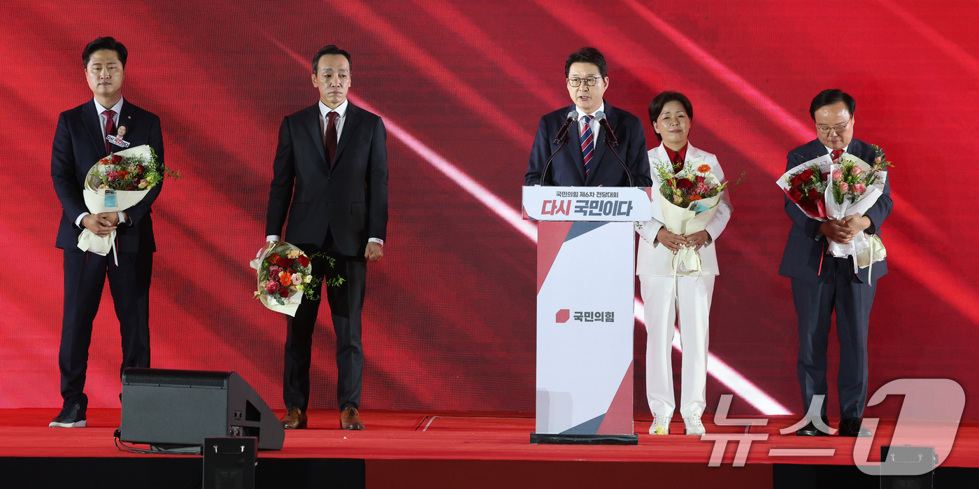 (청주=뉴스1) 신웅수 기자 = 신동욱 신임 국민의힘 최고위원이 22일 충북 청주시 청주오스코에서 열린 국민의힘 제6차 전당대회에서 수락연설을 하고 있다.왼쪽부터 우재준 청년최고위 …