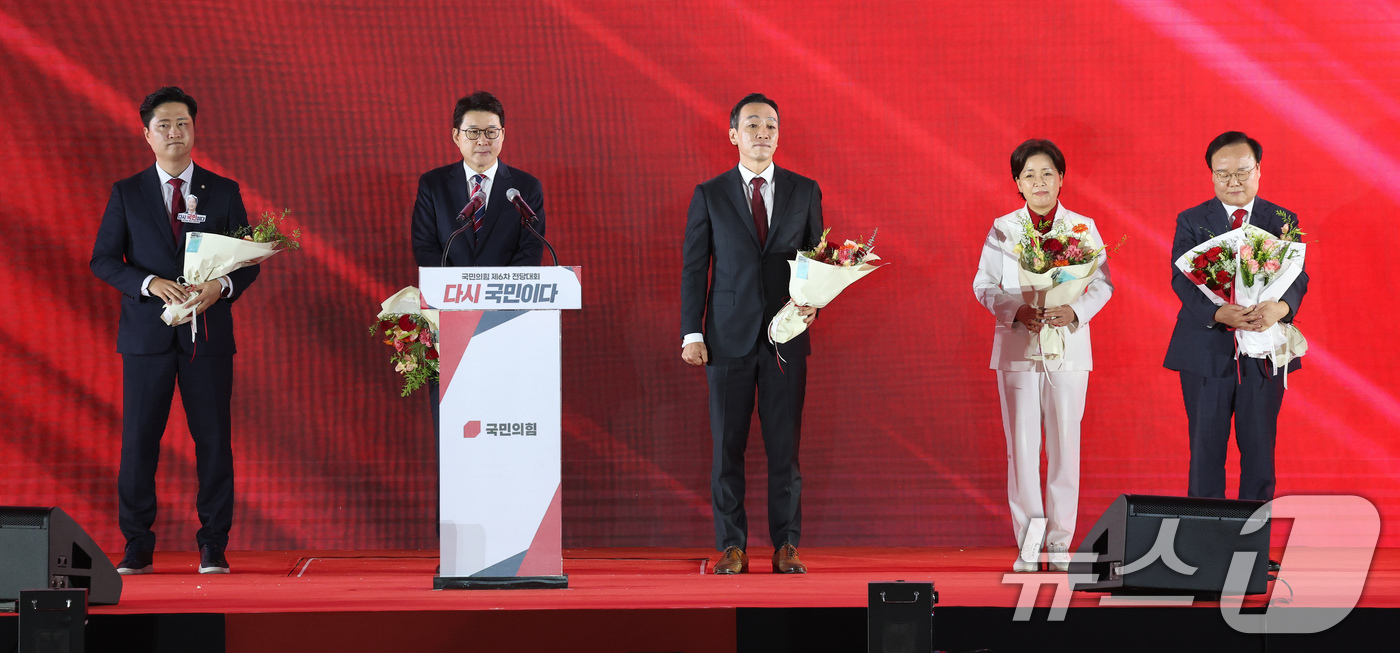 (청주=뉴스1) 신웅수 기자 = 22일 충북 청주시 청주오스코에서 열린 국민의힘 제6차 전당대회에서 선출된 청년최고위원과 최고위원들이 단상에 서 있다.왼쪽부터 우재준 청년최고위원, …