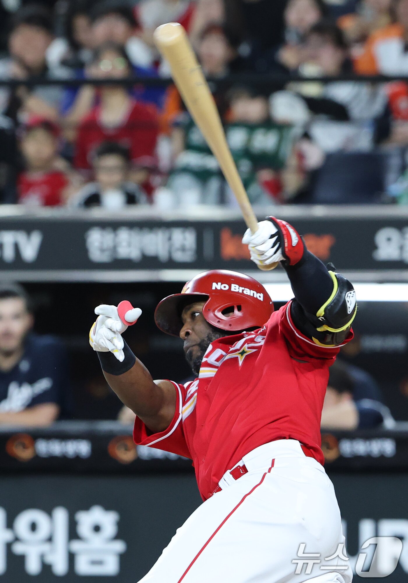 본문 이미지 - 22일 대전 한화생명볼파크에서 열린 프로야구 &#39;2025 신한 SOL 뱅크 KBO리그&#39; 한화이글스와 SSG 랜더스 경기에서 9회초 2사 SSG 에레디아가 진루타를 치고 있다. 2025.8.22/뉴스1 ⓒ News1 김기태 기자