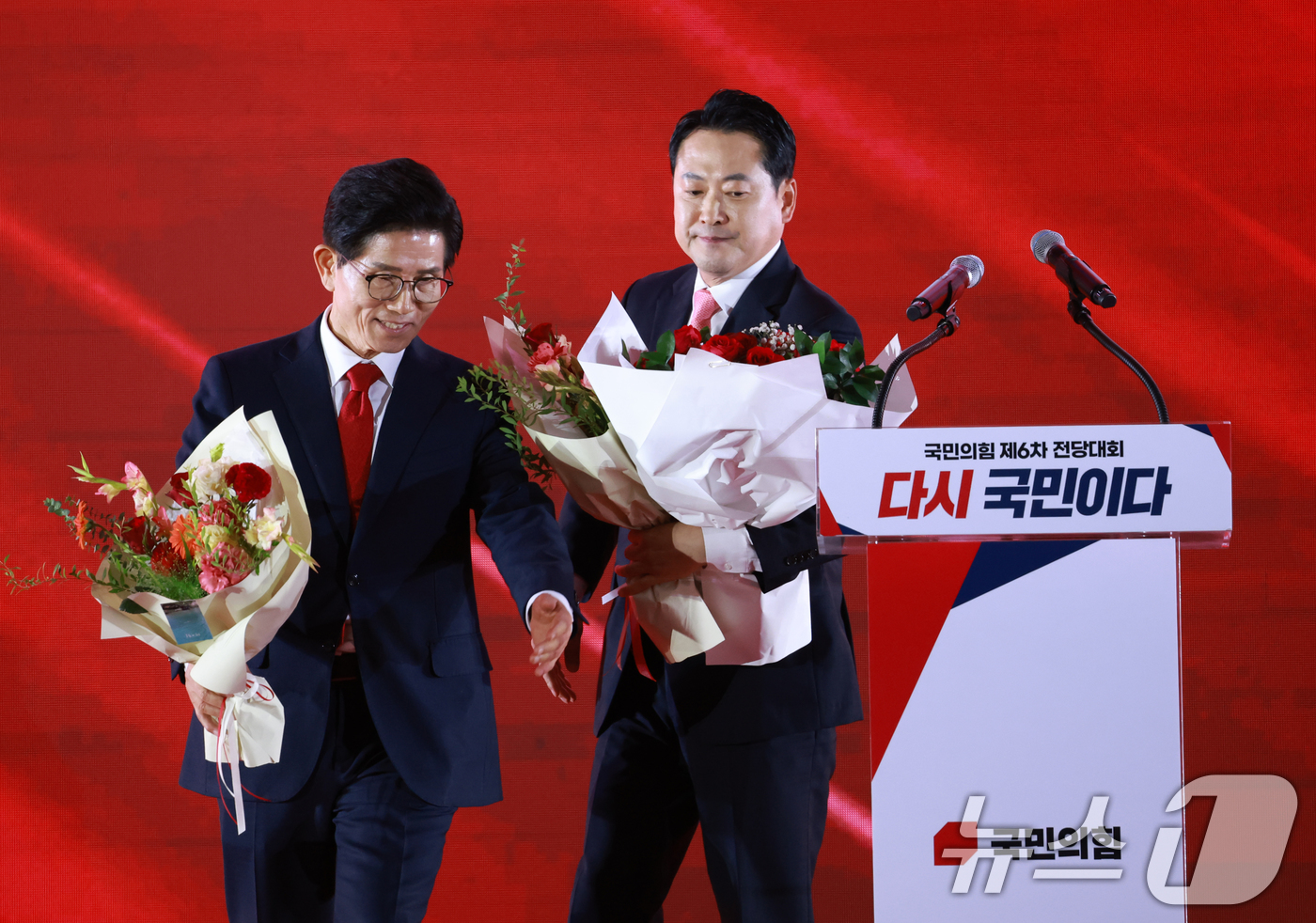 (청주=뉴스1) 신웅수 기자 = 국민의힘 김문수, 장동혁 당대표 후보가 22일 충북 청주오스코에서 열린 국민의힘 제6차 전당대회에서 최후 2인 선출 후 각각 인사말을 마친 뒤 기념 …