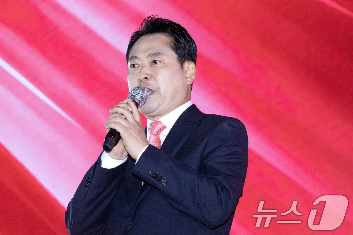 (청주=뉴스1) 신웅수 기자 = 국민의힘 당 대표 결선투표에 진출한 장동혁 후보가 22일 오후 충북 청주시 오스코에서 열린 제6차 전당대회에서 발언하고 있다.(공동취재) 2025. …