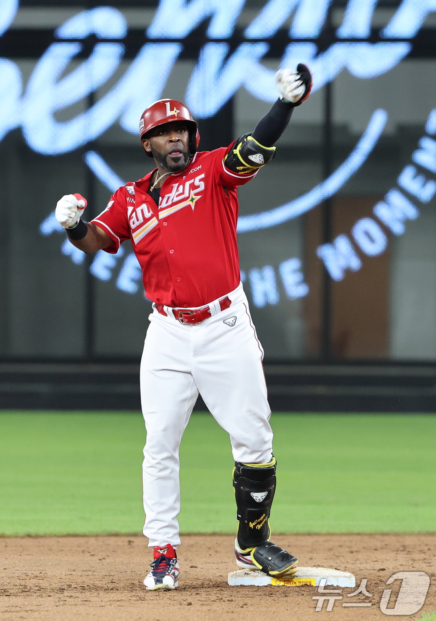 본문 이미지 - 22일 대전 한화생명볼파크에서 열린 프로야구 &#39;2025 신한 SOL 뱅크 KBO리그&#39; 한화이글스와 SSG 랜더스 경기에서 11회초 2사 2루 상황 SSG 에레디아가 1타점 적시타를 치고 환호하고 있다. 2025.8.22/뉴스1 ⓒ News1 김기태 기자