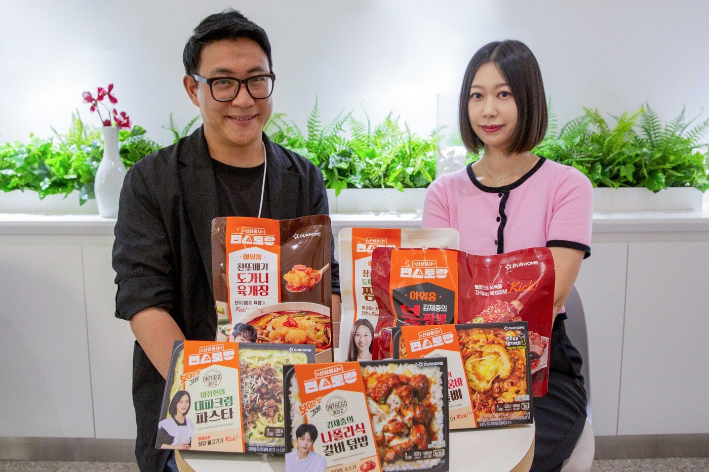 본문 이미지 -  (왼쪽부터)최진혁 책임, 손혜연 책임이 편스토랑 협업 메뉴를 소개하는 모습.