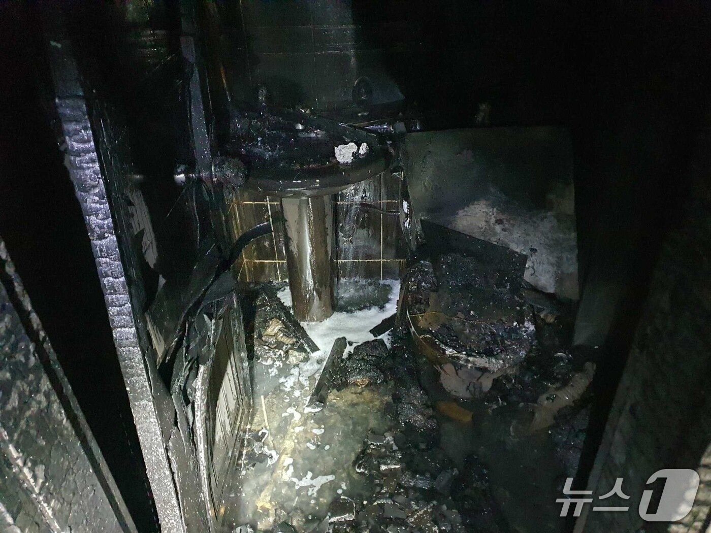 본문 이미지 - 23일 새벽 강원 강릉시 주문진읍 교항리 모텔 화재 현장.(강릉소방서 제공) 2025.8.23/뉴스1