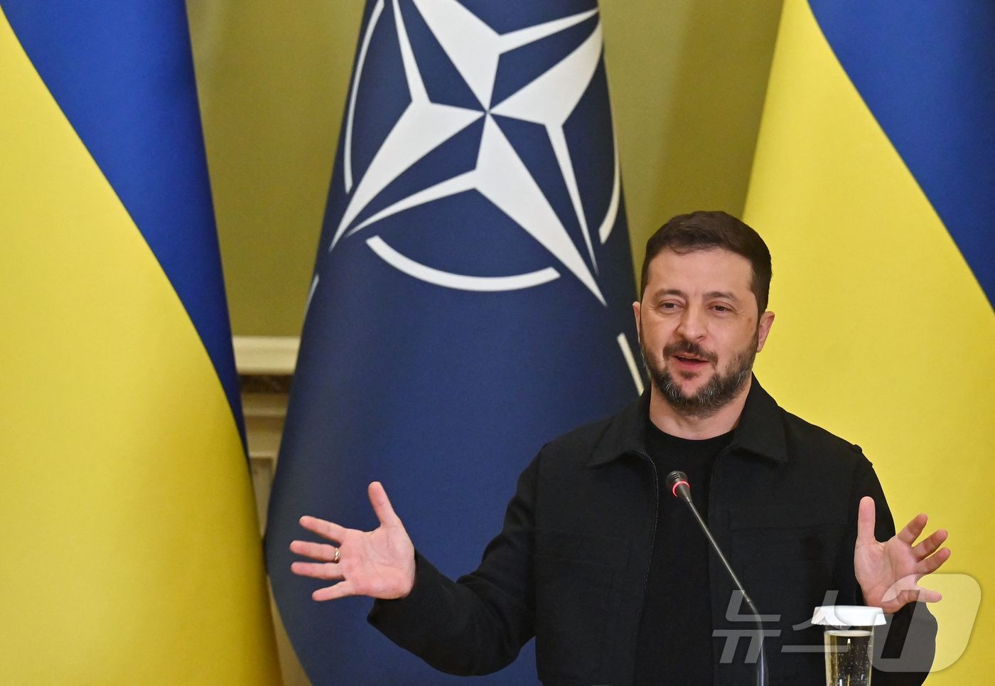 (키이우 AFP=뉴스1) 류정민 특파원 = 볼로드미르 젤렌스키 우크라이나 대통령이 22일(현지시간) 키이우에서 마르크 뤼터 북대서양조약기구(NATO, 나토) 사무총장과 회담한 후 …