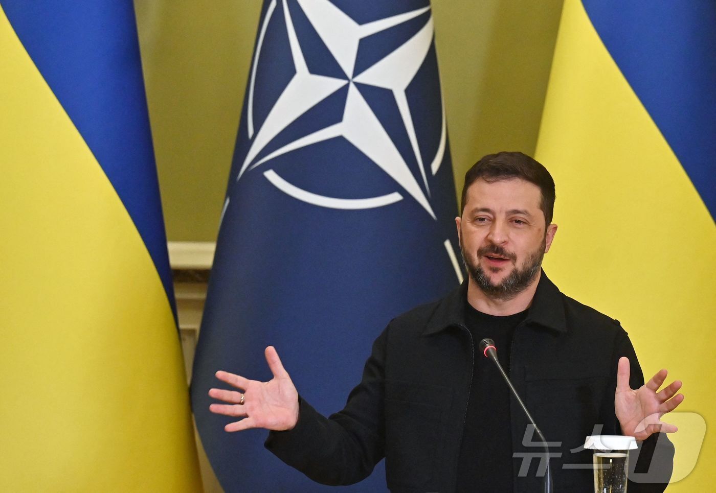 본문 이미지 - 볼로드미르 젤렌스키 우크라이나 대통령이 22일(현지시간) 키이우에서 마르크 뤼터 북대서양조약기구(NATO, 나토) 사무총장과 회담한 후 기자회견을 하고 있다. 2025.08.22. ⓒ AFP=뉴스1 ⓒ News1 류정민 특파원