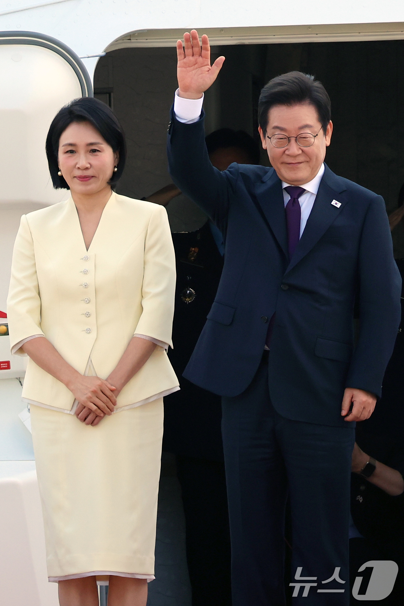 (성남=뉴스1) 황기선 기자 = 이재명 대통령과 부인 김혜경 여사가 일본·미국 정상과 순차 정상회담 참석을 위해 23일 오전 경기도 성남 서울공항을 통해 출국하며 인사를 하고 있다 …