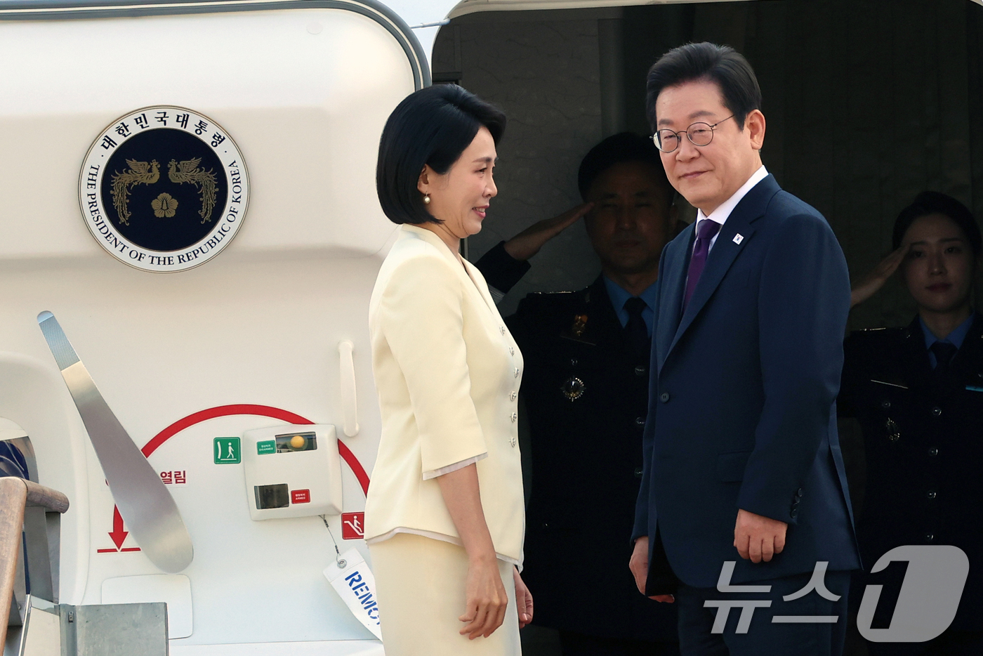 (성남=뉴스1) 황기선 기자 = 이재명 대통령과 부인 김혜경 여사가 일본·미국 정상과 순차 정상회담 참석을 위해 23일 오전 경기도 성남 서울공항을 통해 출국하고 있다.  2025 …