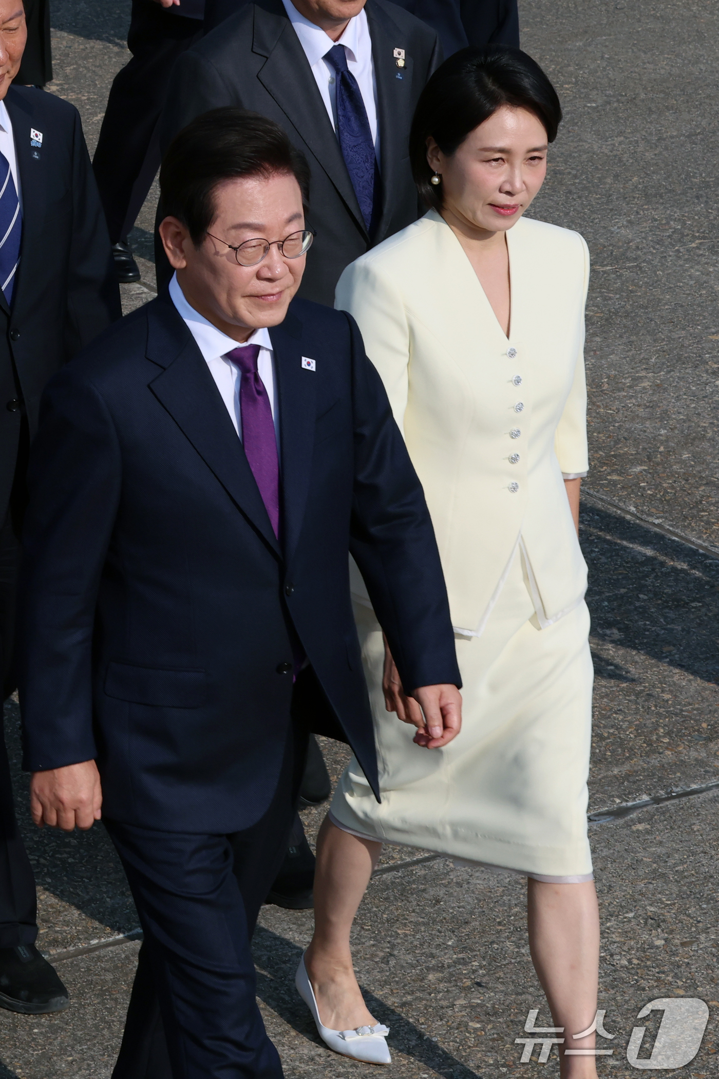 (성남=뉴스1) 황기선 기자 = 이재명 대통령과 부인 김혜경 여사가 일본·미국 정상과 순차 정상회담 참석을 위해 23일 오전 경기도 성남 서울공항을 통해 출국하고 있다.  2025 …