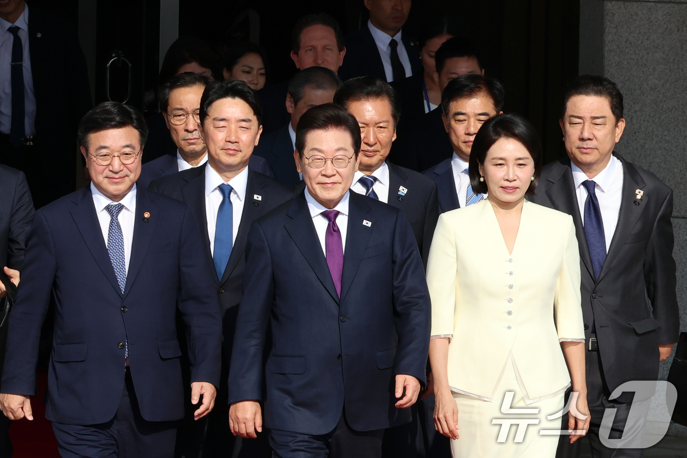 (성남=뉴스1) 황기선 기자 = 이재명 대통령과 부인 김혜경 여사가 일본·미국 정상과 순차 정상회담 참석을 위해 23일 오전 경기도 성남 서울공항을 통해 출국하고 있다.  2025 …