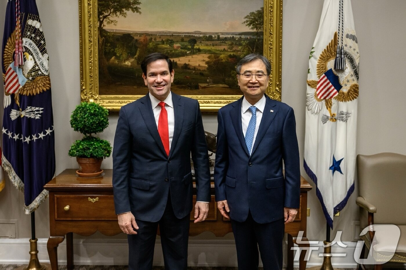 본문 이미지 - 미국을 방문 중인 조현 외교부 장관이 22일 오후&#40;현지시간&#41; 미국 워싱턴 D.C.에서 美 마르코 루비오&#40;Marco Rubio&#41; 국무장관 겸 국가안보보좌관과 면담을 갖고, 이재명 대통령의 첫 방미를 위한 사전준비협의를 가졌다. &#40;외교부 제공. 재판매 및 DB 금지&#41; 2025.8.23/뉴스1 ⓒ News1 임세영 기자