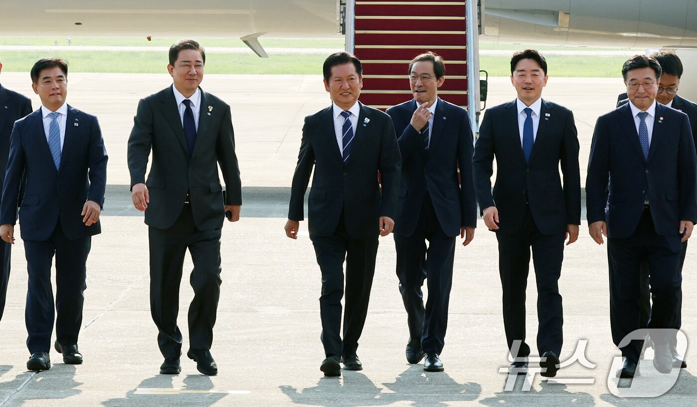 본문 이미지 - 강훈식 대통령실 비서실장 등 환송인사들이 지난해 8월 경기도 성남 서울공항에서 일본·미국 정상과 순차 정상회담 참석을 위해 출국하는 이재명 대통령과 인사 후 발걸음을 옮기고 있다. 맨 왼쪽이 김병욱 전 정무비서관, 오른쪽에서 3번째가 우상호 전 정무수석.2025.8.23 ⓒ 뉴스1 황기선 기자