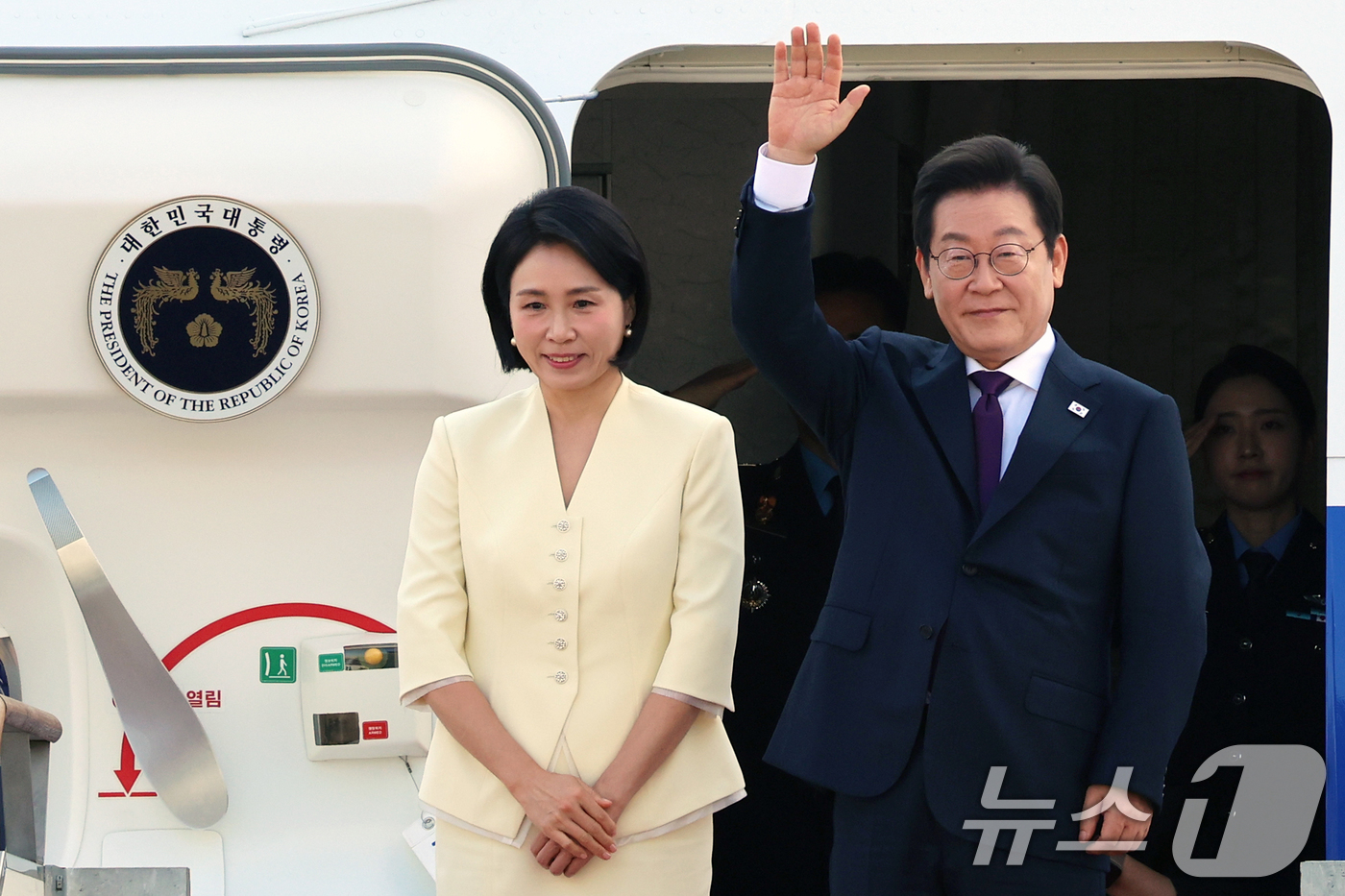 (성남=뉴스1) 황기선 기자 = 이재명 대통령과 부인 김혜경 여사가 일본·미국 정상과 순차 정상회담 참석을 위해 23일 오전 경기도 성남 서울공항을 통해 출국하며 인사를 하고 있다 …