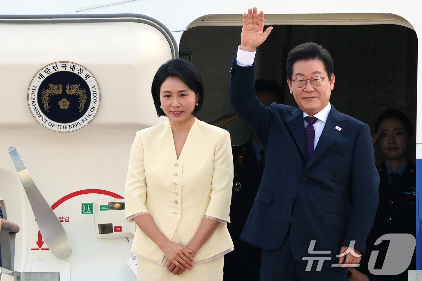 본문 이미지 - 이재명 대통령과 부인 김혜경 여사가 일본·미국 정상과 순차 정상회담 참석을 위해 지난 23일 오전 경기도 성남 서울공항을 통해 출국하며 인사를 하고 있다. 2025.8.23/뉴스1 ⓒ News1 황기선 기자