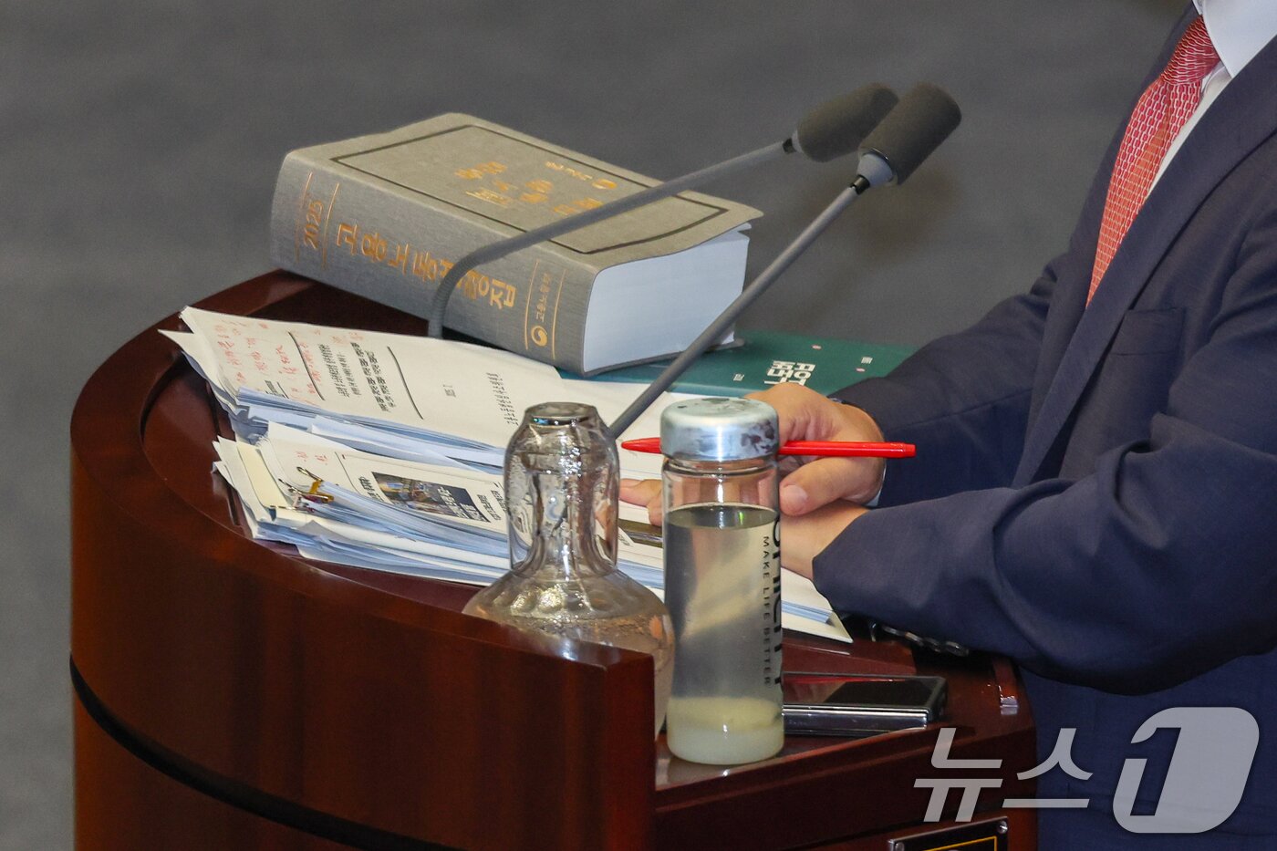 본문 이미지 - 김형동 국민의힘 의원이 23일 오전 서울 여의도 국회에서 열린 제428회 국회(임시회) 제2차 본회의에서 노동조합 및 노동관계조정법 일부개정법률안(대안) 반대 무제한 토론(필리버스터)을 하는 가운데 단사에 고용노동법령집 등 자료가 놓여 있다. ⓒ News1 안은나 기자