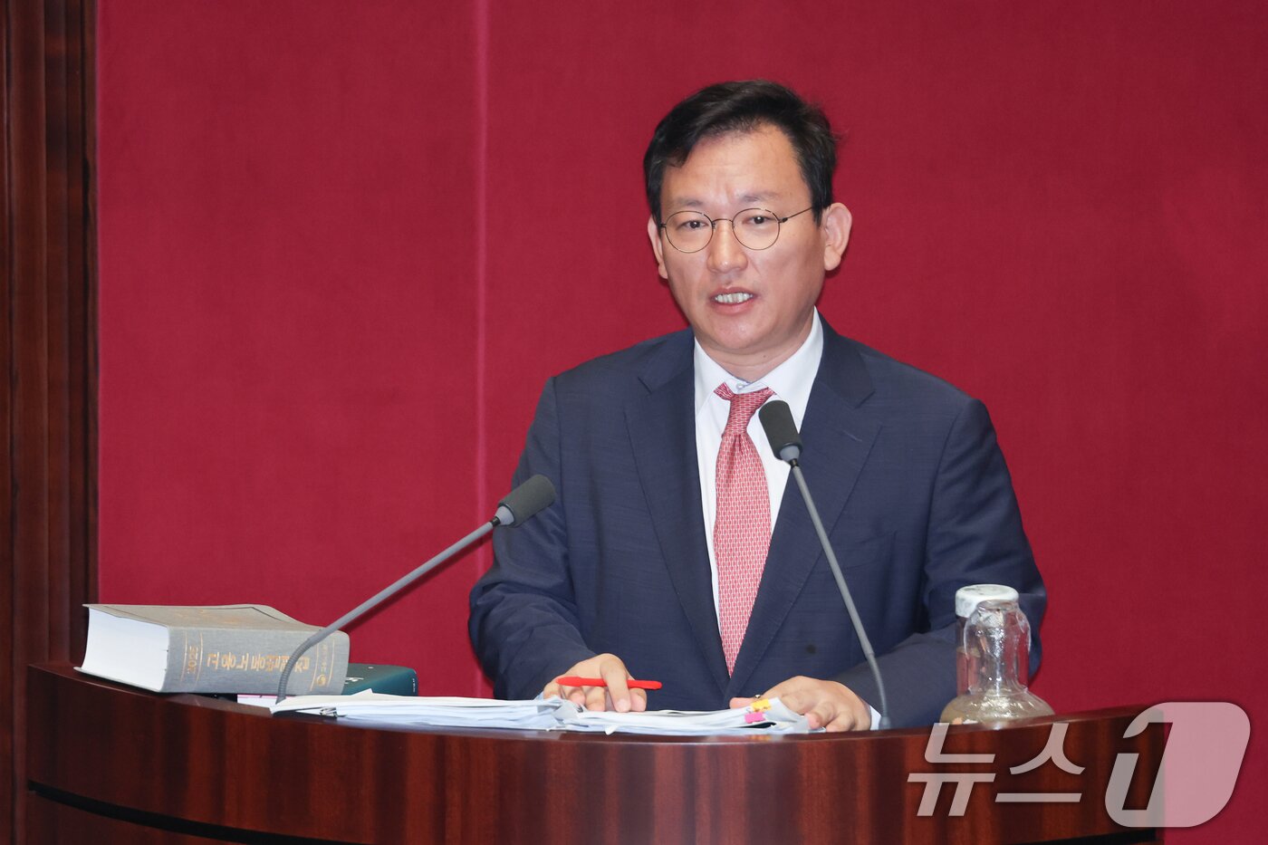 본문 이미지 - 김형동 국민의힘 의원이 23일 오전 서울 여의도 국회에서 열린 제428회국회(임시회) 제2차 본회의에서 노동조합 및 노동관계조정법 일부개정법률안(대안) 반대 무제한 토론(필리버스터)을 하고 있다. 2025.8.23 ⓒ 뉴스1 안은나 기자
