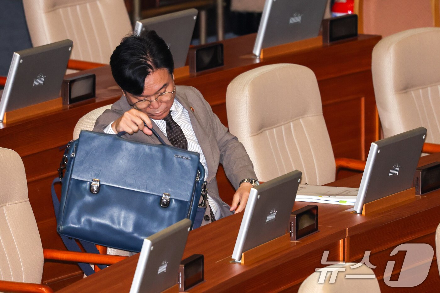 본문 이미지 - 김영훈 고용노동부 장관이 23일 오전 서울 여의도 국회에서 열린 제428회국회&#40;임시회&#41; 제2차 본회의에 자리하고 있다. 2025.8.23/뉴스1 ⓒ News1 안은나 기자