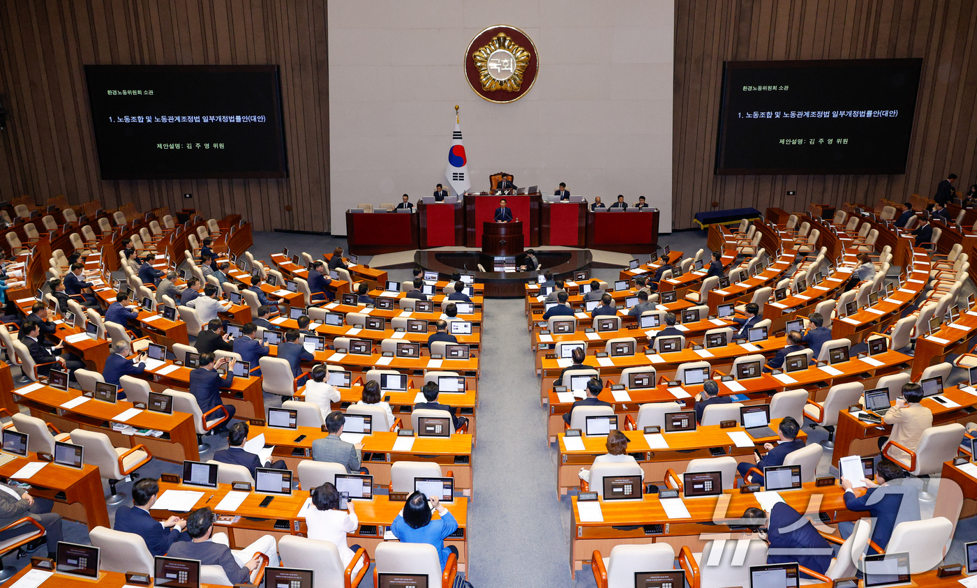 (서울=뉴스1) 안은나 기자 = 국회 환경노동위원회 김주영 더불어민주당 간사가 23일 오전 서울 여의도 국회에서 열린 제428회국회(임시회) 제2차 본회의에서 노동조합 및 노동관계 …