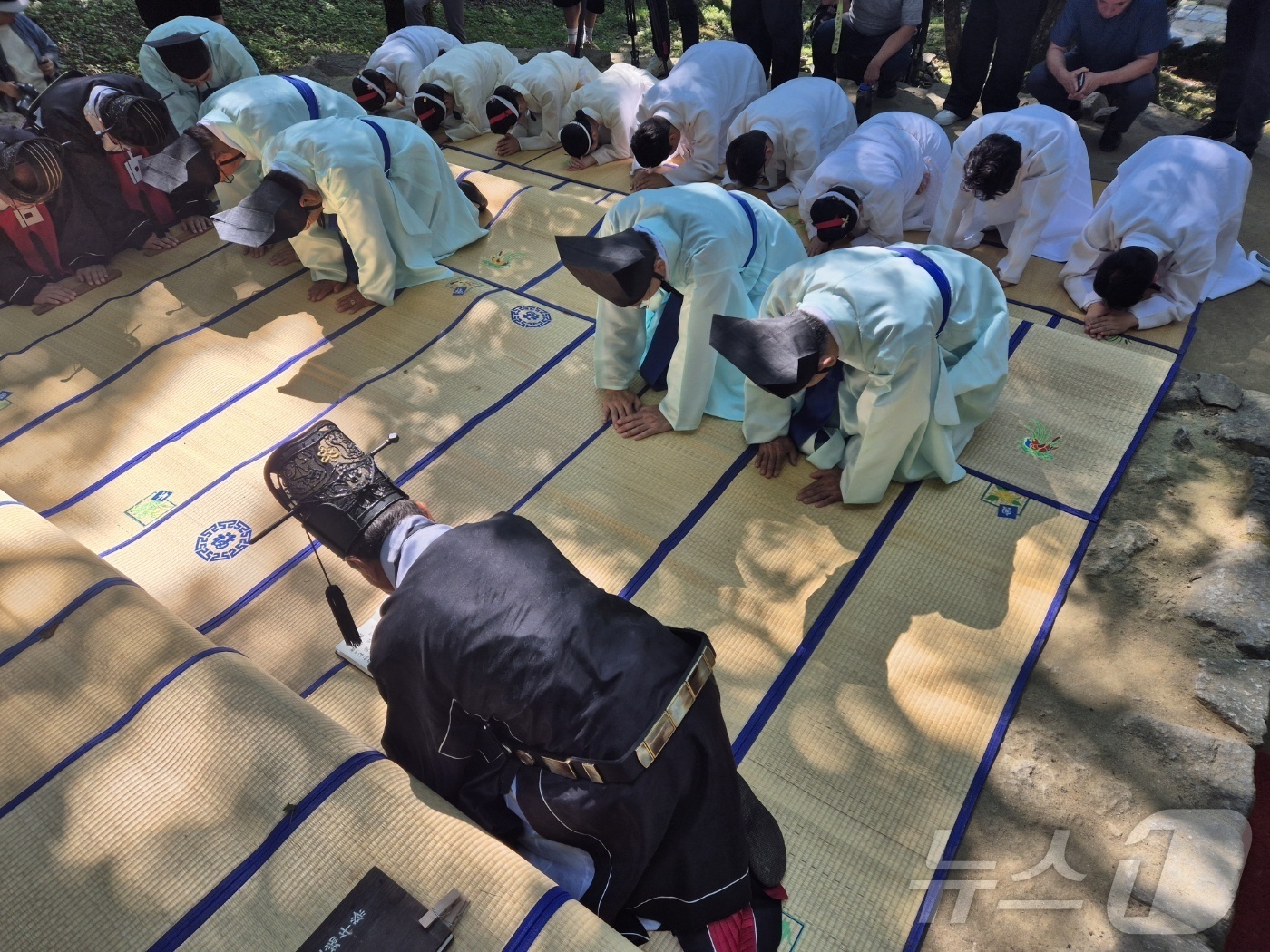 (강릉·평창=뉴스1) 윤왕근 기자 = 최근 극심한 가뭄을 겪고 있는 강원 강릉의 단비를 기원하는 기우제가 23일 오전 강릉시 인근지역인 평창군 대관령면 국사성황사에서 열리고 있다. …