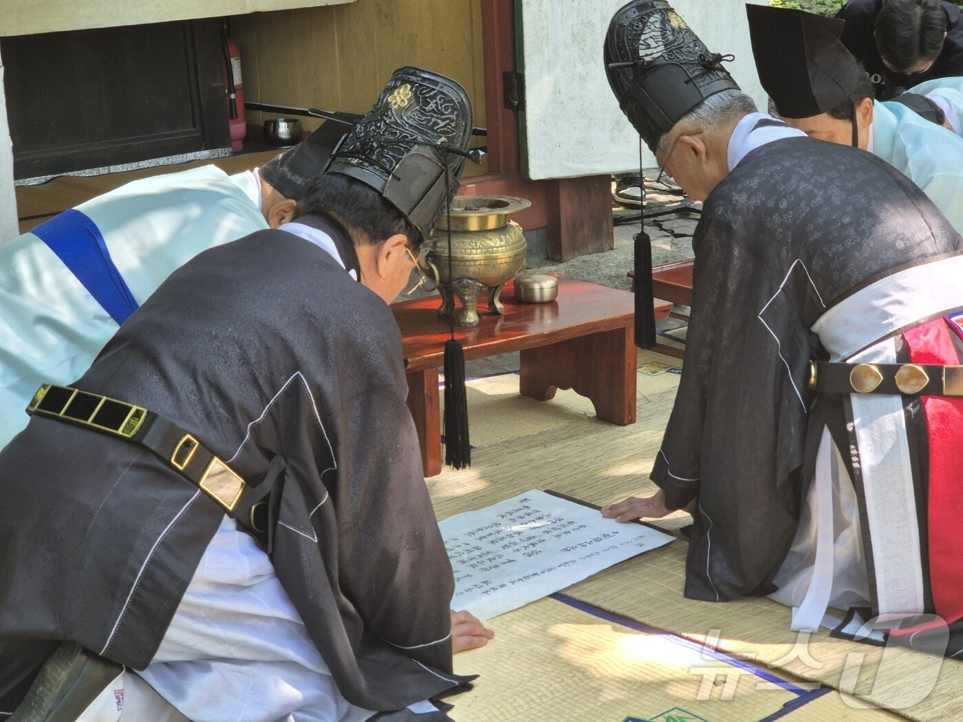 본문 이미지 - 최근 극심한 가뭄을 겪고 있는 강원 강릉의 단비를 기원하는 기우제가 23일 오전 강릉시 인근지역인 평창군 대관령면 국사성황사에서 열리고 있다. 2025.8.23/뉴스1 ⓒ News1 윤왕근 기자