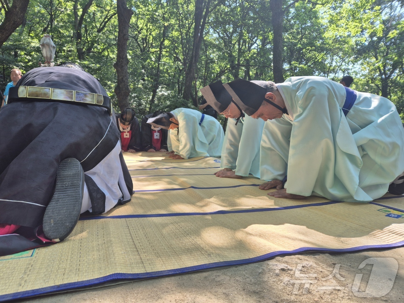 (강릉·평창=뉴스1) 윤왕근 기자 = 최근 극심한 가뭄을 겪고 있는 강원 강릉의 단비를 기원하는 기우제가 23일 오전 강릉시 인근지역인 평창군 대관령면 국사성황사에서 열리고 있다. …