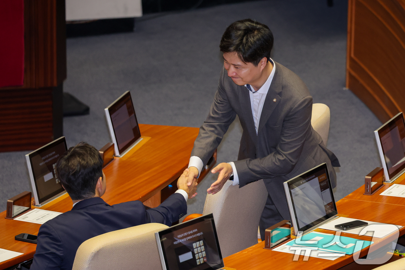 (서울=뉴스1) 안은나 기자 = 전당대회에서 청년 최고위원으로 선출된 우재준 국민의힘 의원이 23일 오전 서울 여의도 국회에서 열린 제428회국회(임시회) 제2차 본회의에서 김용태 …