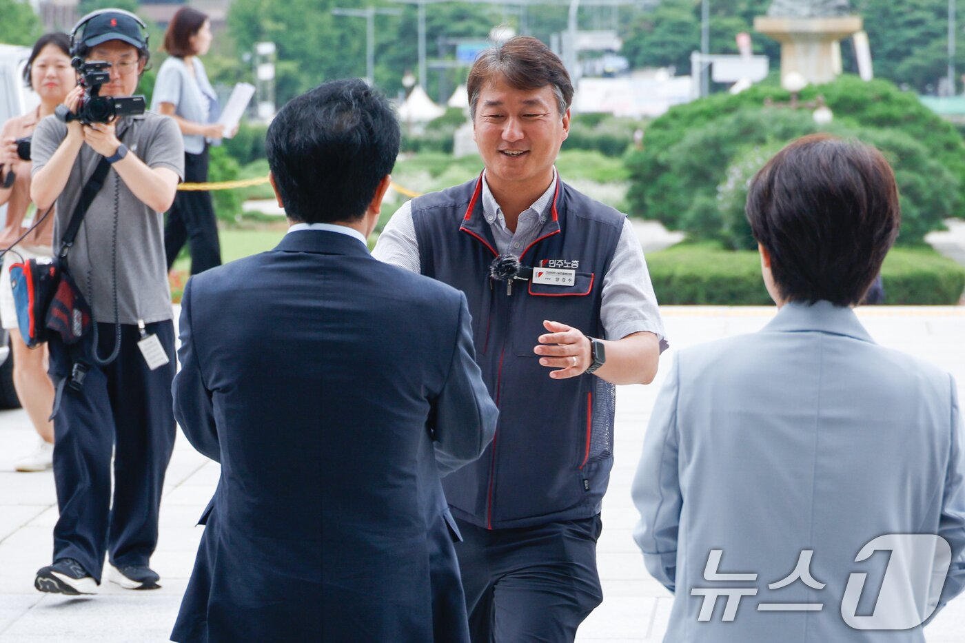 본문 이미지 - 윤종오 진보당 원내대표와 의원들이 23일 오전 노조법 2·3조 개정을 촉구하며 노동자들과 온라인 필리버스터를 하기 위해 국회를 찾은 양경수 민주노총 위원장을 맞이하고 있다. 2025.8.23/뉴스1 ⓒ News1 안은나 기자