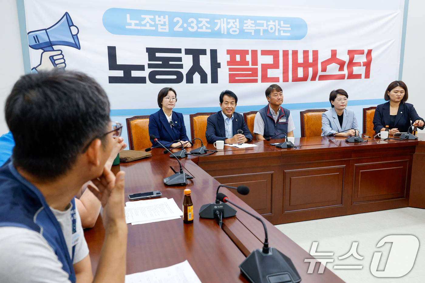 (서울=뉴스1) 안은나 기자 = 진보당 의원들이 23일 오전 서울 여의도 국회에서 노조법 2·3조 개정을 촉구하며 노동자들과 온라인 필리버스터를 하고 있다. 왼쪽부터 정혜경 의원, …