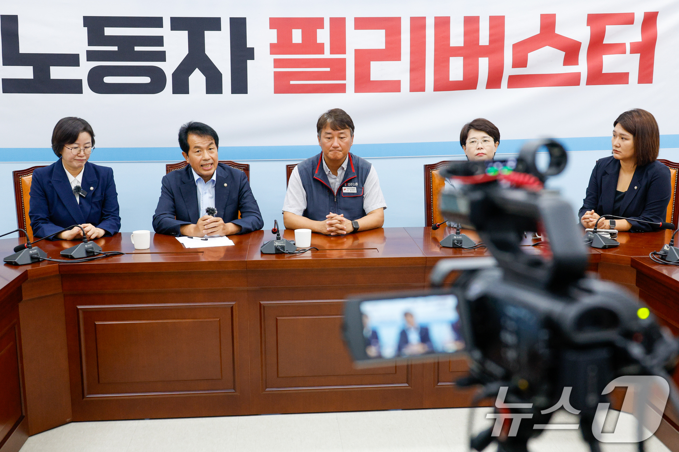 (서울=뉴스1) 안은나 기자 = 진보당 의원들이 23일 오전 서울 여의도 국회에서 노조법 2·3조 개정을 촉구하며 노동자들과 온라인 필리버스터를 하고 있다. 왼쪽부터 정혜경 의원, …