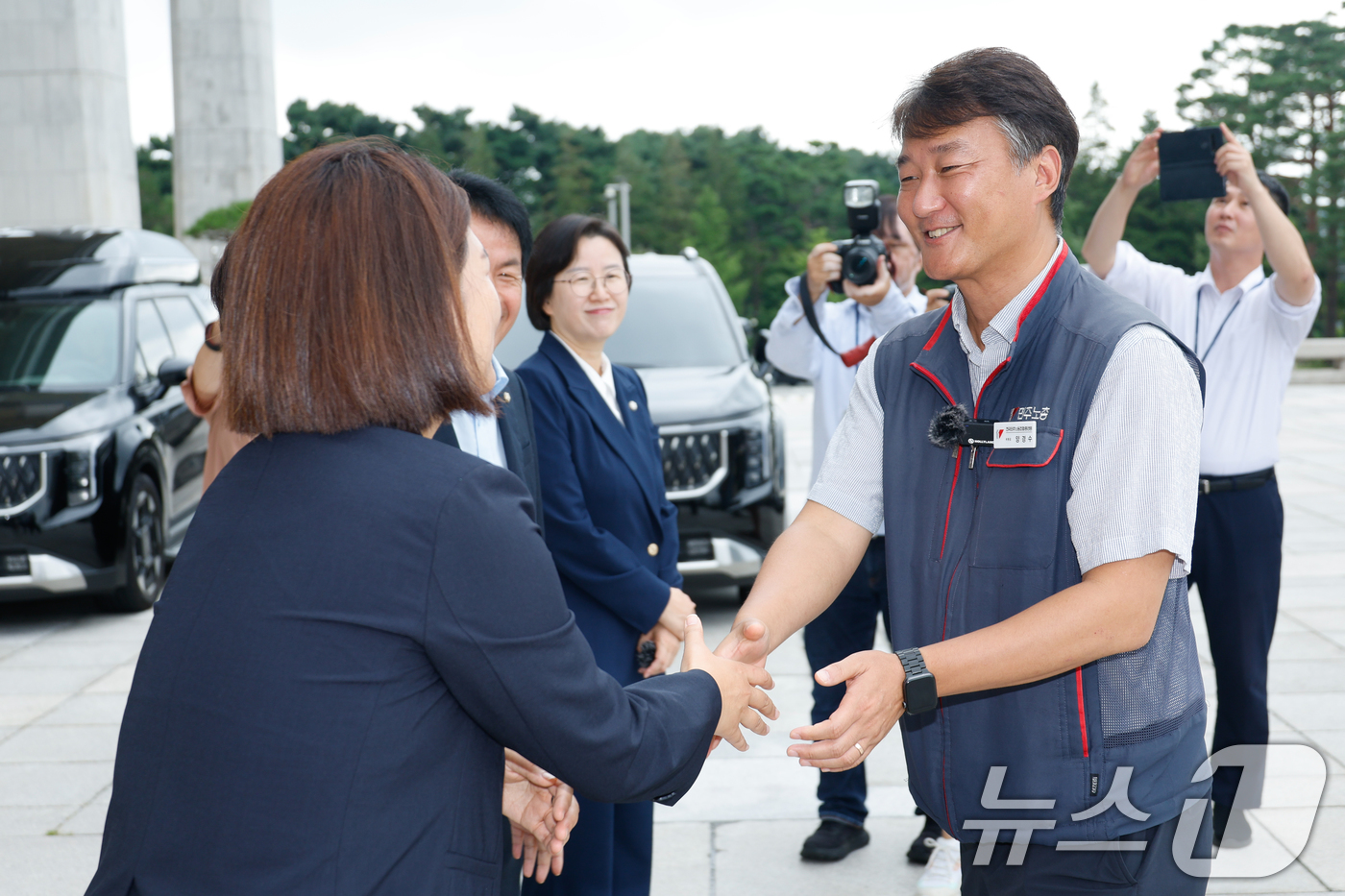 (서울=뉴스1) 안은나 기자 = 윤종오 진보당 원내대표와 의원들이 23일 오전 노조법 2·3조 개정을 촉구하며 노동자들과 온라인 필리버스터를 하기 위해 국회를 찾은 양경수 민주노총 …