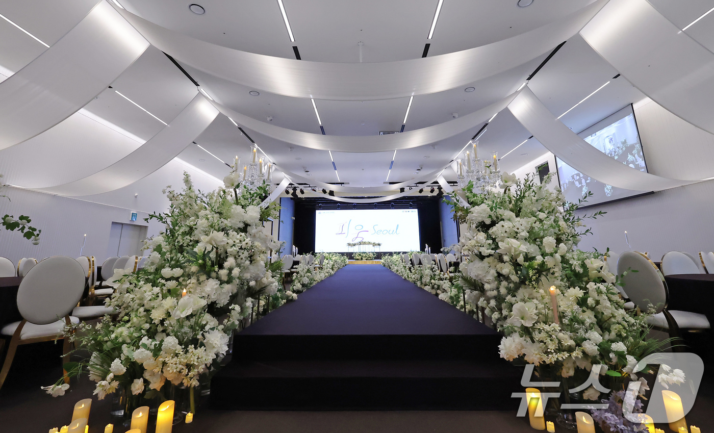 (서울=뉴스1) 장수영 기자 = 23일 오전 서울 동작구에 위치한 서울여성플라자에서 오픈행사를 갖고 운영되는 공공예식장 '피움서울'의 모습.피움서울 대관은 서울시에 거주하거나 생활 …