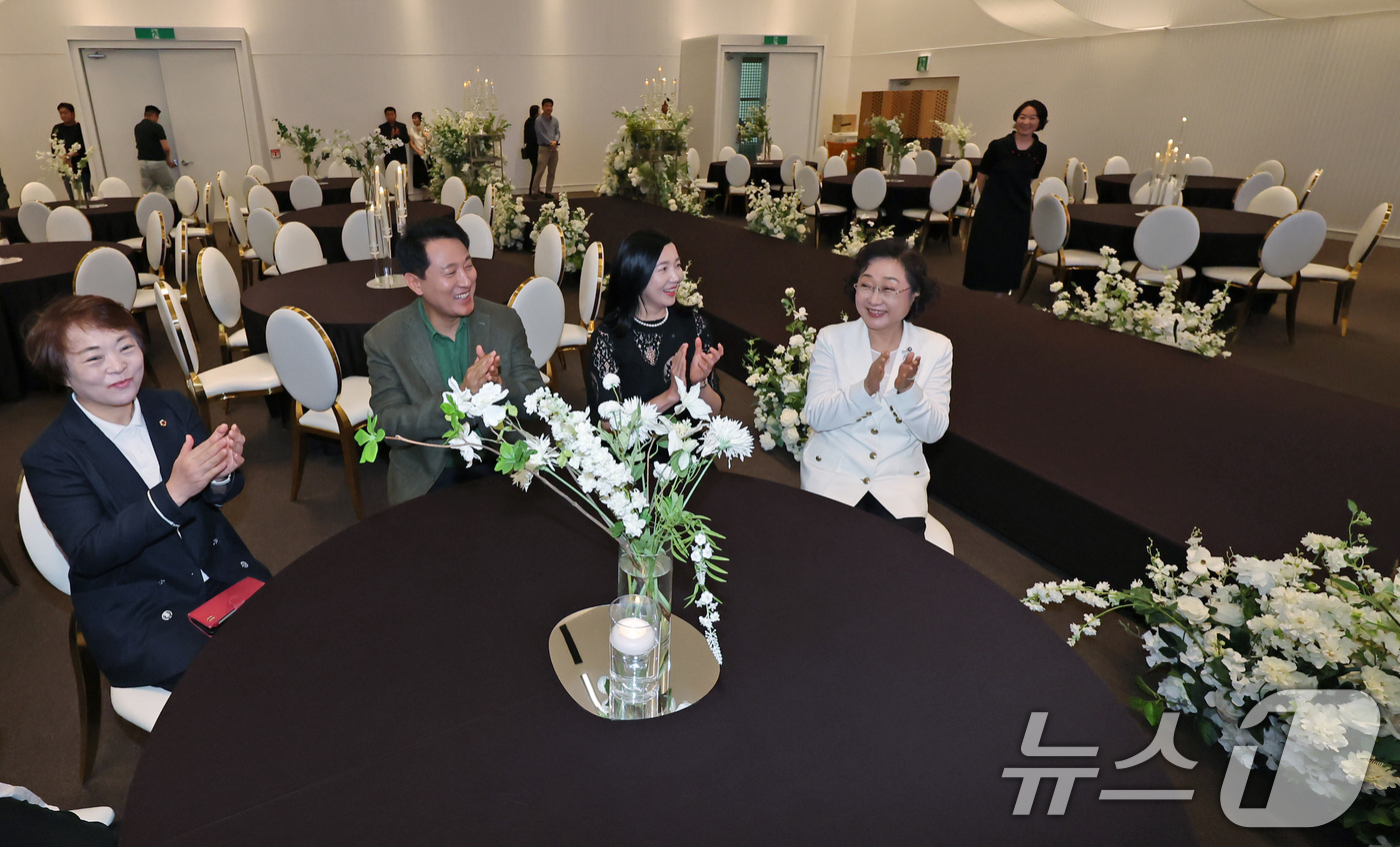 (서울=뉴스1) 장수영 기자 = 오세훈 서울시장이 23일 오전 서울 동작구 서울여성플라자에 위치한 공공예식장 '피움서울'의 시설을 살펴보고 있다. 2025.8.23/뉴스1