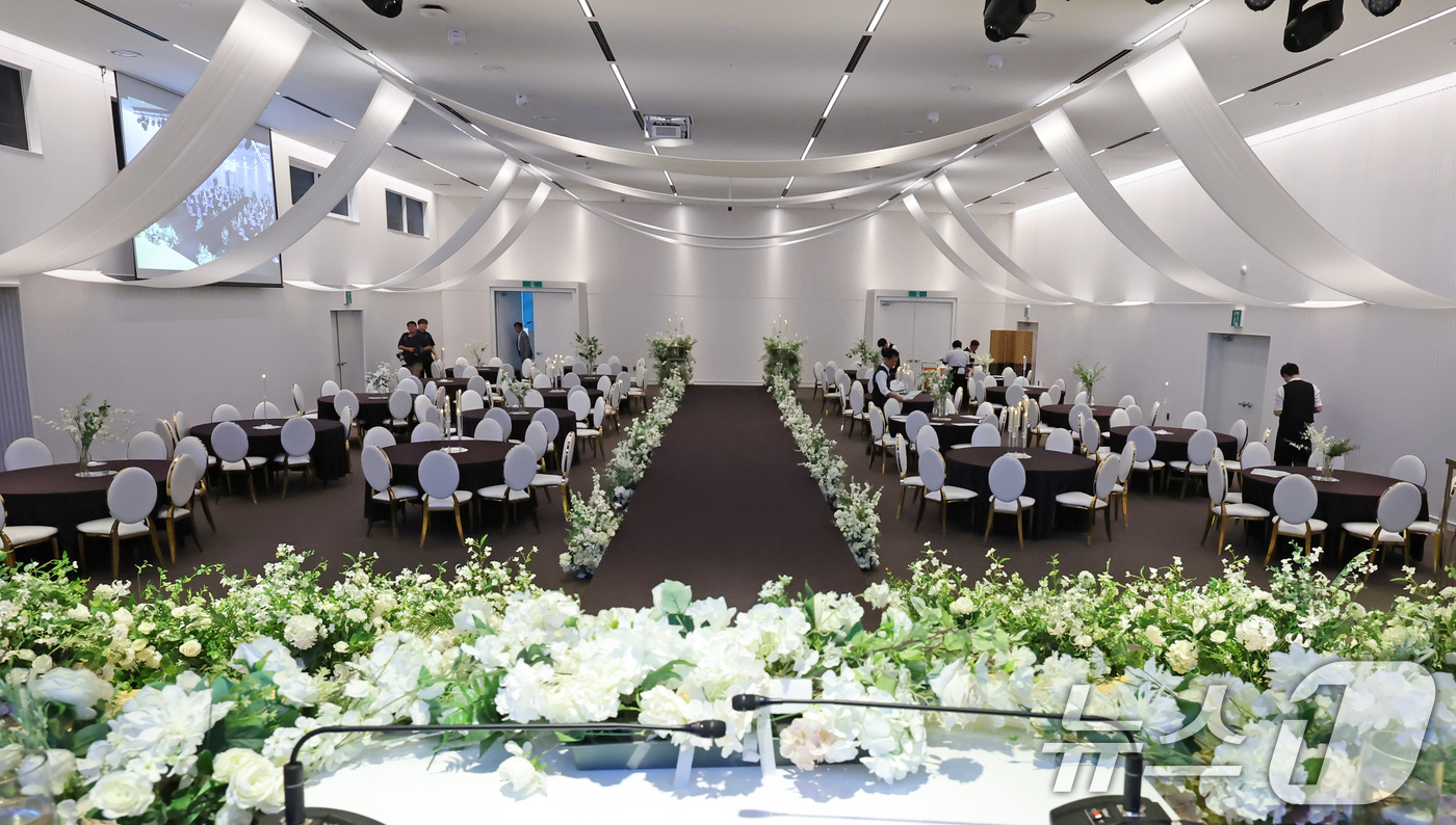 (서울=뉴스1) 장수영 기자 = 23일 오전 서울 동작구에 위치한 서울여성플라자에서 오픈행사를 갖고 운영되는 공공예식장 '피움서울'의 모습.피움서울 대관은 서울시에 거주하거나 생활 …