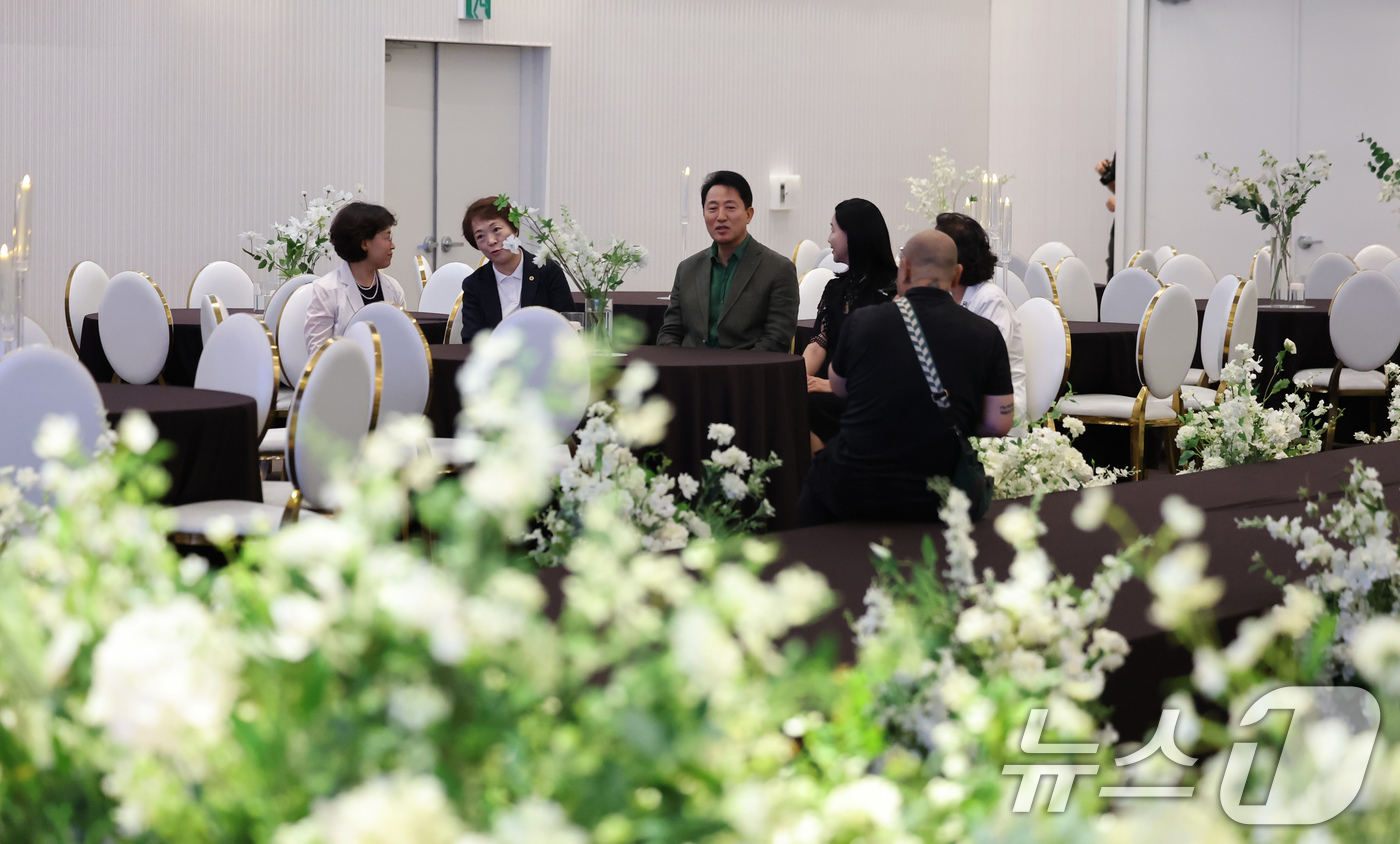 (서울=뉴스1) 장수영 기자 = 오세훈 서울시장이 23일 오전 서울 동작구 서울여성플라자에 위치한 공공예식장 '피움서울'의 시설을 살펴보고 있다. 2025.8.23/뉴스1