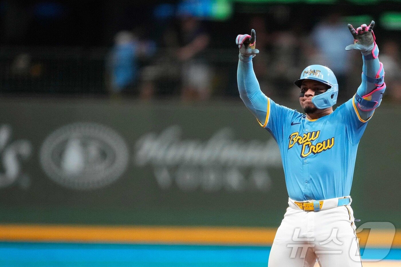 본문 이미지 - 밀워키 브루어스는 23일(한국시간) 열린 2025 메이저리그 샌프란시스코 자이언츠와 홈 경기에서 5-4로 이겼다. ⓒ AFP=뉴스1