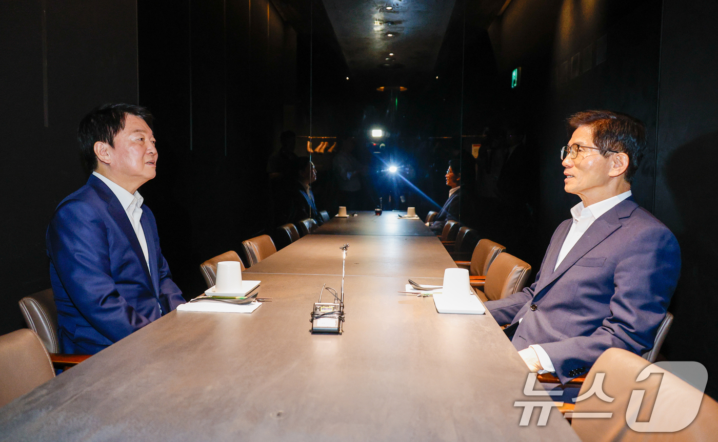 (서울=뉴스1) 안은나 기자 = 김문수 국민의힘 당대표 후보(오른쪽)와 안철수 의원이 전당대회 이튿날인 23일 오후 서울 영등포구의 한 식당에서 회동하고 있다. 2025.8.23/ …