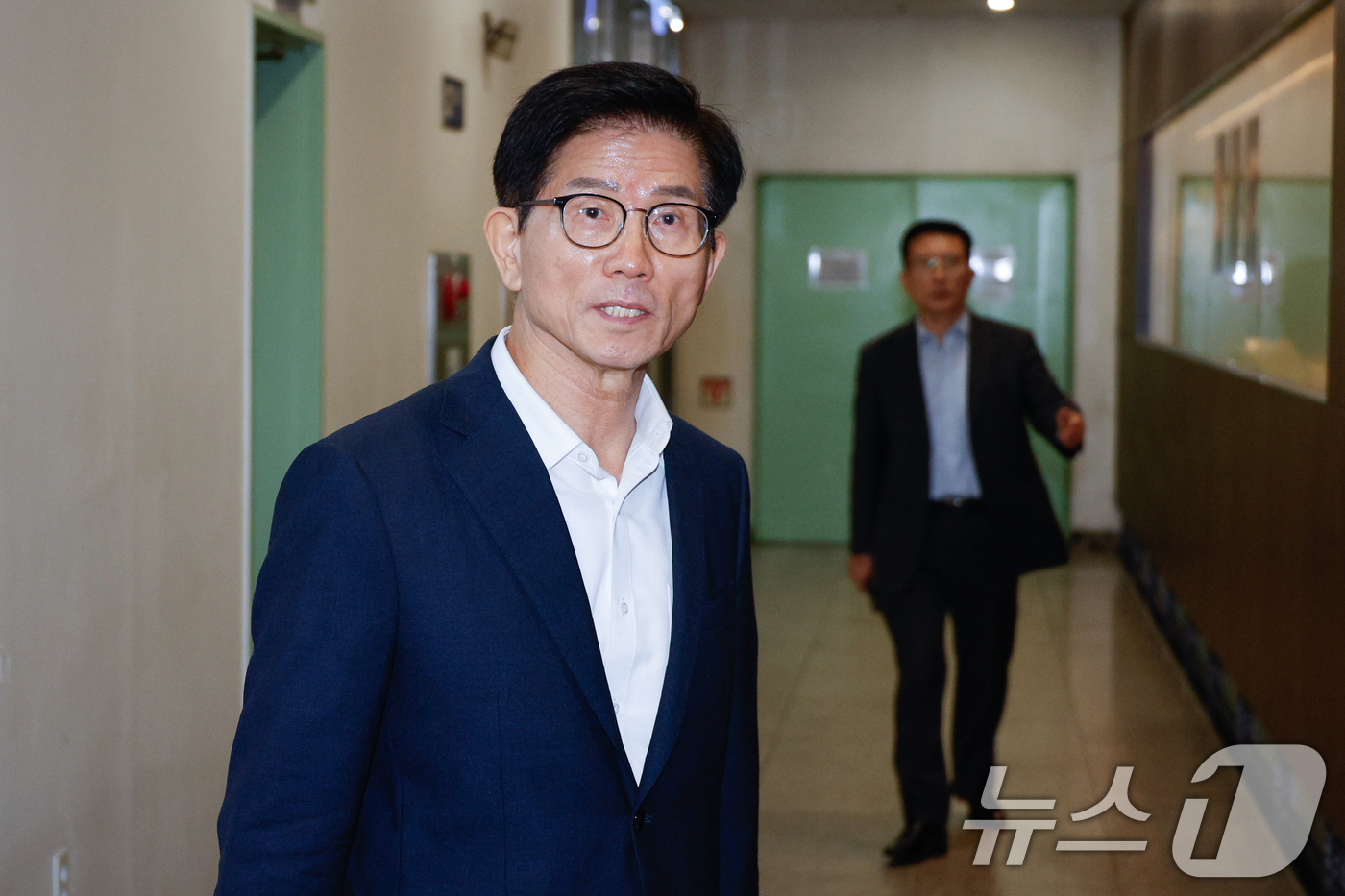 (서울=뉴스1) 안은나 기자 = 김문수 국민의힘 당대표 후보가 23일 오후 서울 영등포구의 한 식당에서 안철수 의원과 오찬 회동하기 위해 이동하고 있다. 2025.8.23/뉴스1