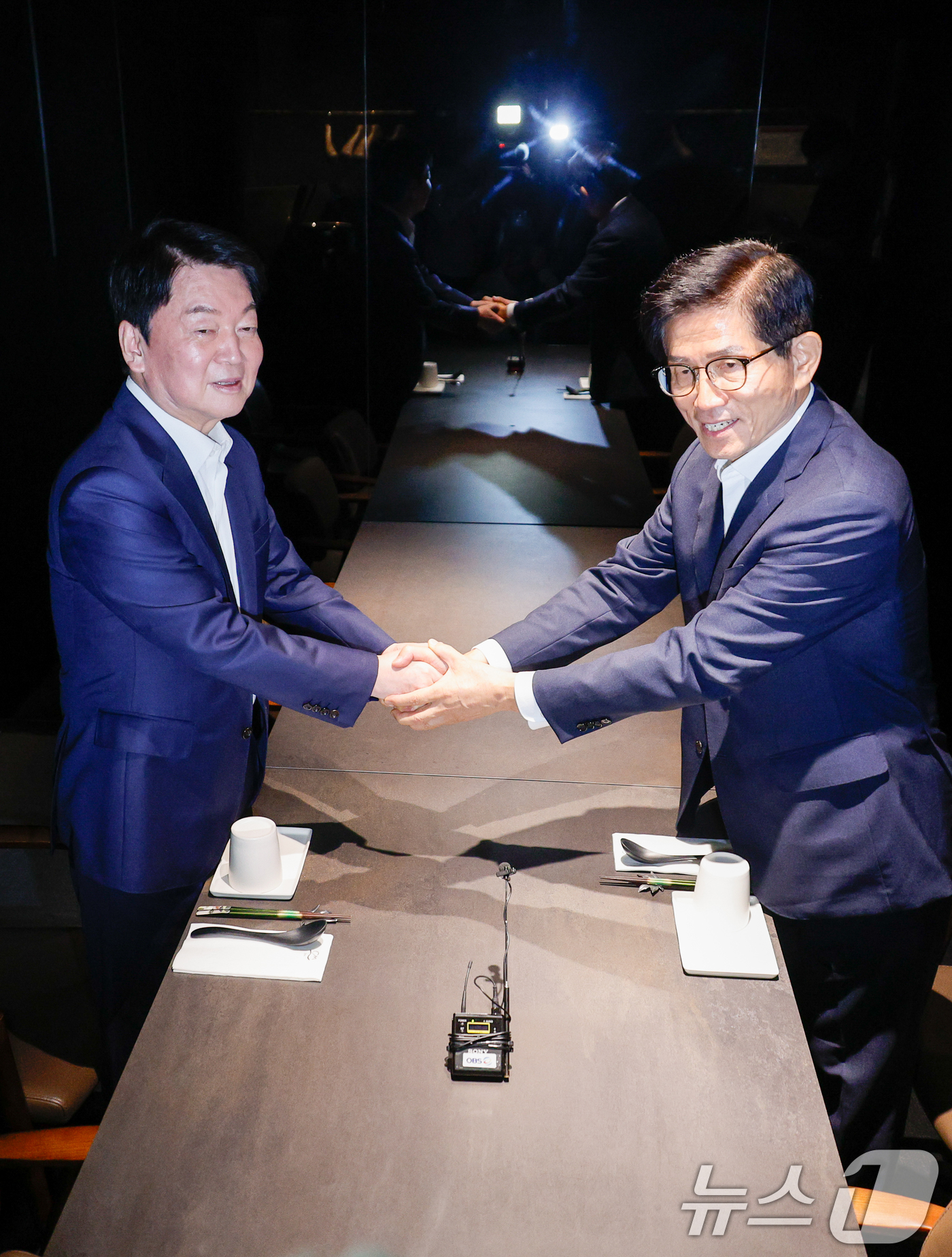 (서울=뉴스1) 안은나 기자 = 김문수 국민의힘 당대표 후보(오른쪽)와 안철수 의원이 전당대회 이튿날인 23일 오후 서울 영등포구의 한 식당에서 회동하고 있다. 2025.8.23/ …