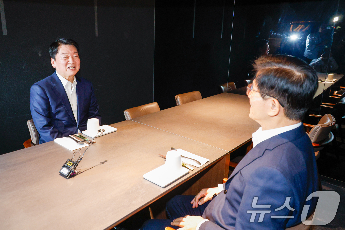 (서울=뉴스1) 안은나 기자 = 김문수 국민의힘 당대표 후보(오른쪽)와 안철수 의원이 전당대회 이튿날인 23일 오후 서울 영등포구의 한 식당에서 회동하고 있다. 2025.8.23/ …