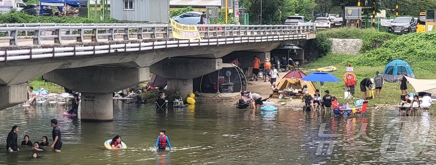 (원주=뉴스1) 신관호 기자 = 더위가 가시고 가을을 맞이한다는 절기상 '처서'인 23일 강원 원주시 호저면 산현리 일리천에서 피서객들이 폭염을 피해 더위를 식히고 있다. 2025 …