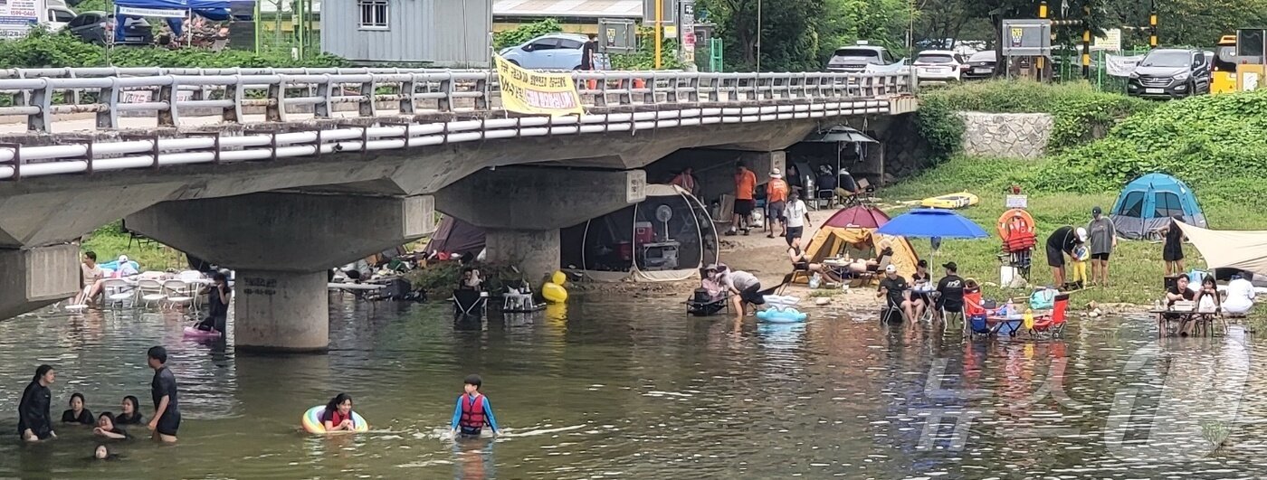 본문 이미지 - 더위가 가시고 가을을 맞이한다는 절기상 &#39;처서&#39;인 23일 강원 원주시 호저면 산현리 일리천에서 피서객들이 폭염을 피해 더위를 식히고 있다. 2025.8.23/뉴스1 ⓒ News1 신관호 기자
