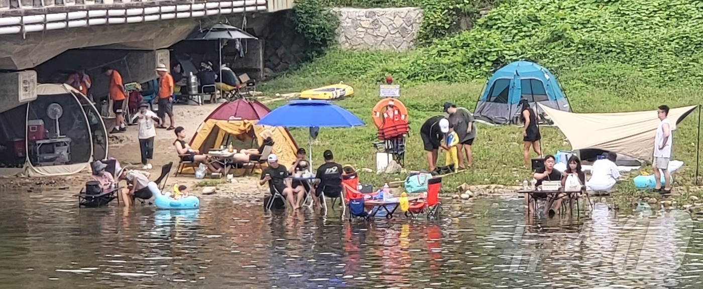 (원주=뉴스1) 신관호 기자 = 더위가 가시고 가을을 맞이한다는 절기상 '처서'인 23일 강원 원주시 호저면 산현리 일리천에서 피서객들이 폭염을 피해 더위를 식히고 있다. 2025 …