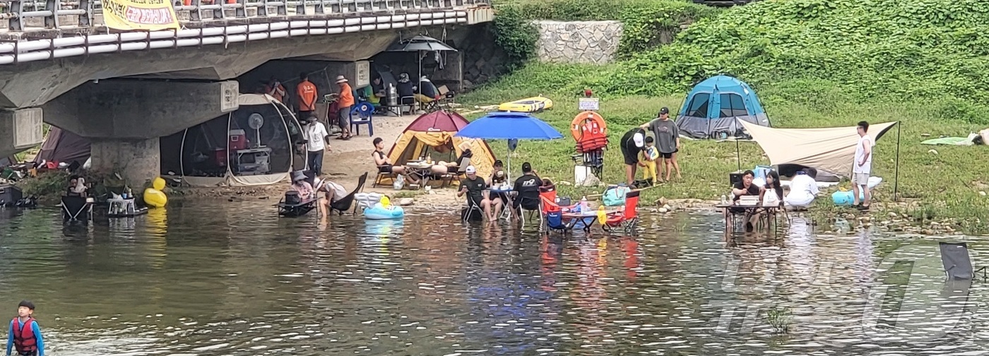 (원주=뉴스1) 신관호 기자 = 더위가 가시고 가을을 맞이한다는 절기상 '처서'인 23일 강원 원주시 호저면 산현리 일리천에서 피서객들이 폭염을 피해 더위를 식히고 있다. 2025 …