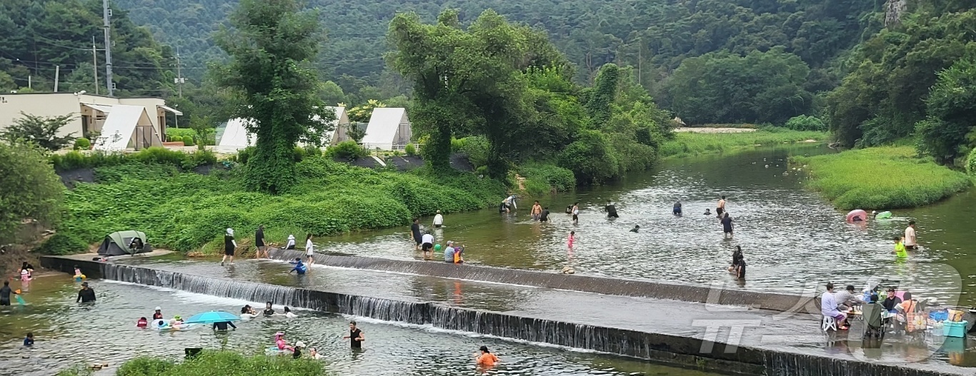 (원주=뉴스1) 신관호 기자 = 더위가 가시고 가을을 맞이한다는 절기상 '처서'인 23일 강원 원주시 호저면 산현리 칠봉교에서 피서객들이 폭염을 피해 더위를 식히고 있다. 2025 …