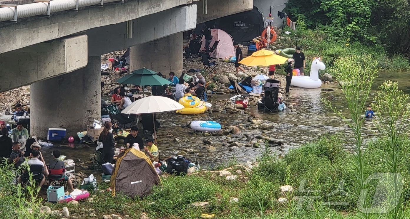 (원주=뉴스1) 신관호 기자 = 더위가 가시고 가을을 맞이한다는 절기상 '처서'인 23일 강원 원주시 호저면 산현리 칠봉교에서 피서객들이 폭염을 피해 더위를 식히고 있다. 2025 …