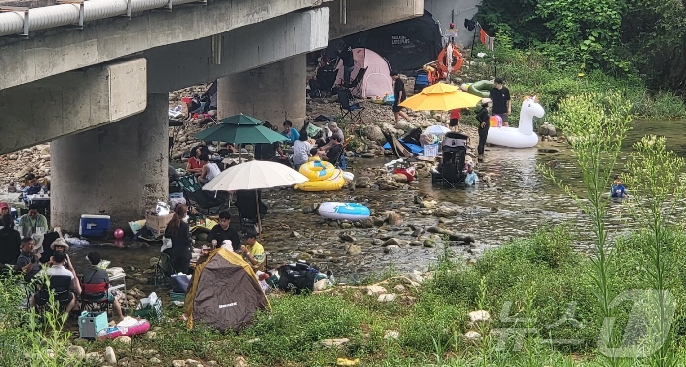 본문 이미지 - 더위가 가시고 가을을 맞이한다는 절기상 &#39;처서&#39;인 23일 강원 원주시 호저면 산현리 칠봉교에서 피서객들이 폭염을 피해 더위를 식히고 있다. 2025.8.23/뉴스1 ⓒ News1 신관호 기자