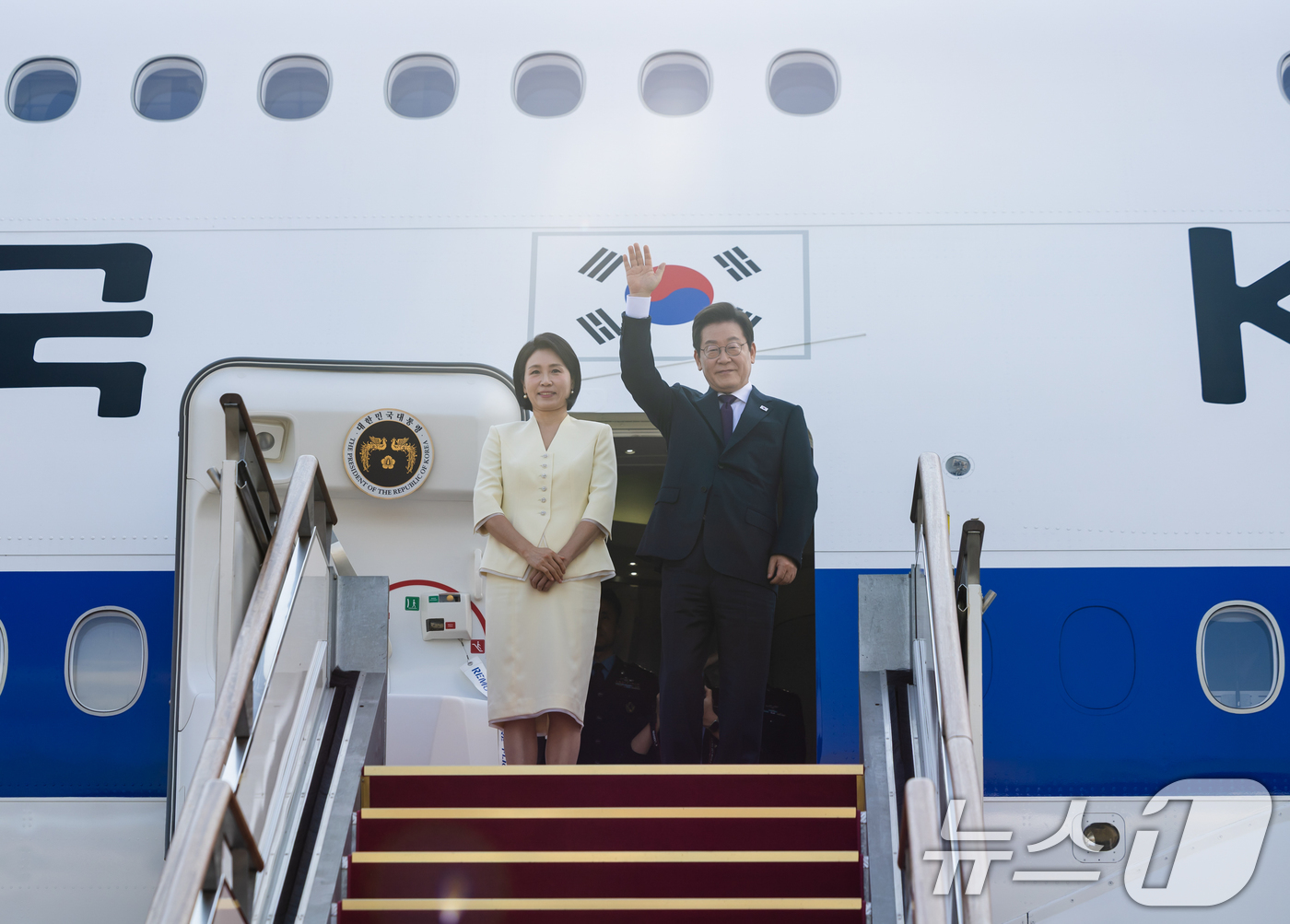 (서울=뉴스1) 허경 기자 = 이재명 대통령과 김혜경 여사가 일본·미국 정상과 순차 정상회담 참석을 위해 23일 경기도 성남 서울공항에서출국하며 인사를 하고 있다. (대통령실 제공 …