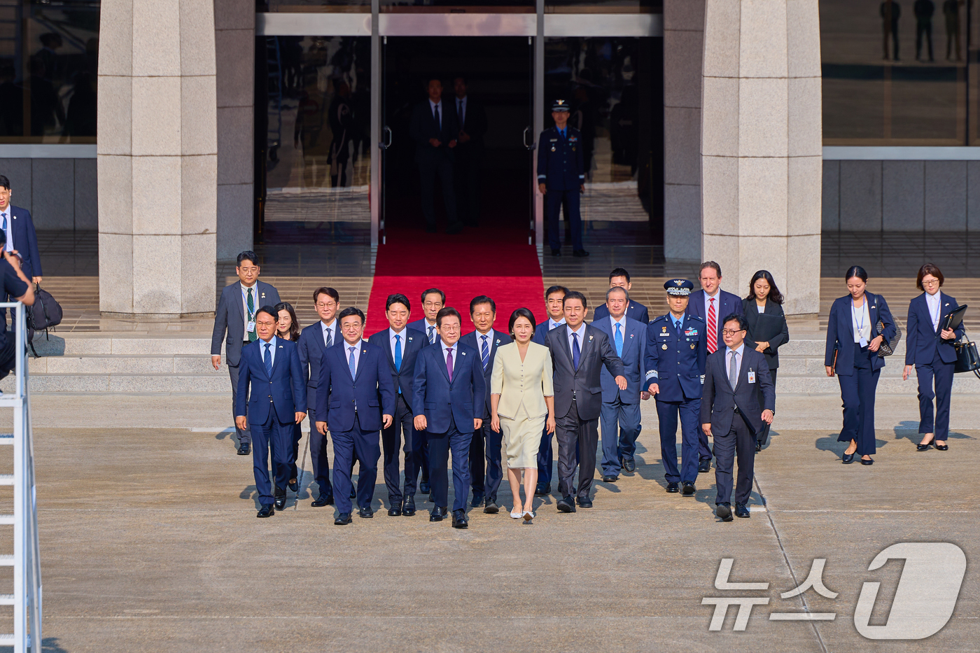 (서울=뉴스1) 허경 기자 = 이재명 대통령과 김혜경 여사가 일본·미국 정상과 순차 정상회담 참석을 위해 23일 경기도 성남 서울공항에서 출국하고 있다. (대통령실 제공. 재판매 …